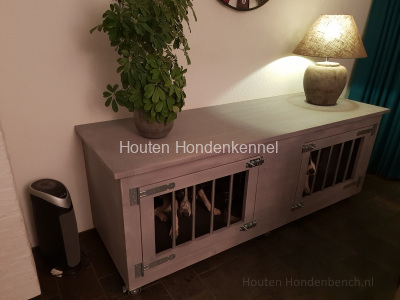 Houten-hondenbench-Grey-Wash-in-woonkamer-met-hondjes