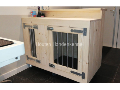Houten-hondenbench-als-verkoop-balie-in-blank-hout