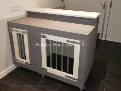 Houten-hondenbench-als-verkoop-balie-in-grijs-met-wit