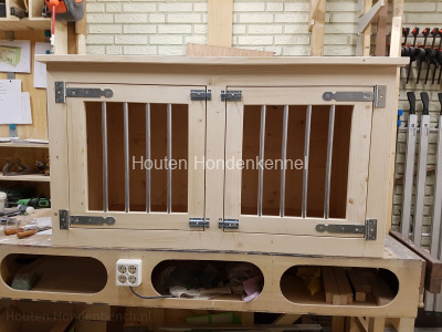 Houten-hondenbench-in-blank-hout-met-2-deuren
